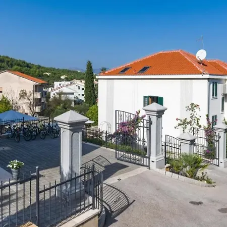 Livia Apartment *